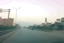 Xe máy tạt đầu ô tô sang đường kiểu giỡn mặt tử thần, tài xế kinh hãi