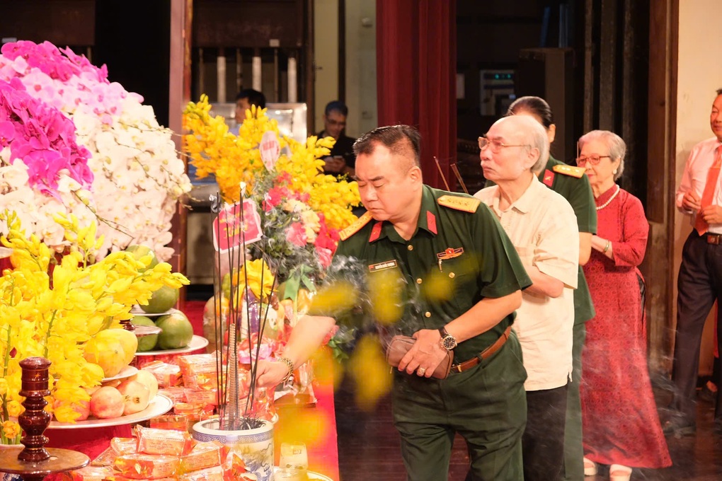NSND Quốc Trượng, NSƯT Thiện Tùng xúc động trong lễ giỗ Tổ Sân khấu - 2 NSND Quốc Trượng, NSƯT Thiện Tùng xúc động trong lễ giỗ Tổ Sân khấu - 2