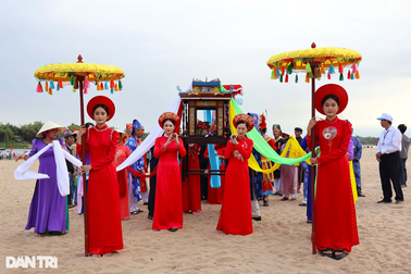 Hàng trăm thiếu nữ xinh đẹp diễu hành rước nước dâng Bà Thu Bồn