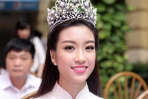 Tân Hoa hậu Mỹ Linh tươi tắn dự lễ khai giảng trường cũ