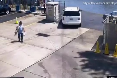 Nhầm chân ga, người phụ nữ lao thẳng xe ô tô xuống sông