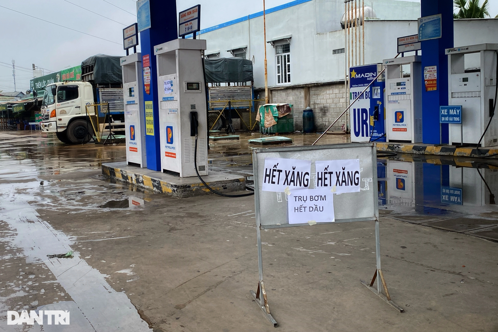 Nhiều cây xăng ở miền Tây bán nhỏ giọt, không có nhân viên phục vụ - 3 Nhiều cây xăng ở miền Tây bán nhỏ giọt, không có nhân viên phục vụ - 3