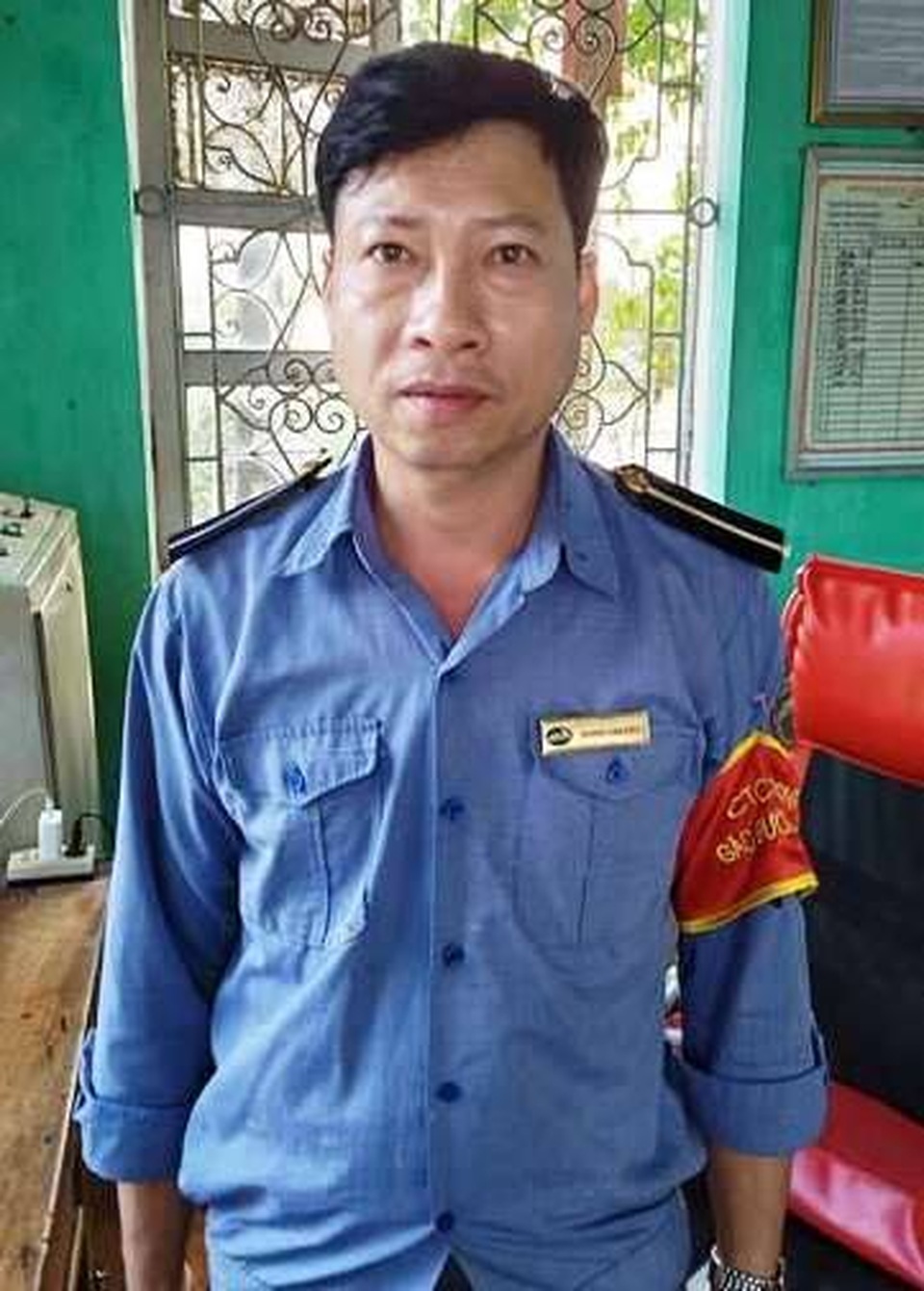 Nhân viên gác chắn kịp thời ngăn đoàn tàu, cứu tài xế xe tải - 1