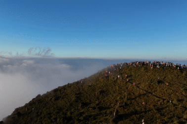 Cảnh sắc tựa chốn tiên cảnh trên đỉnh núi cao thứ 7 Việt Nam