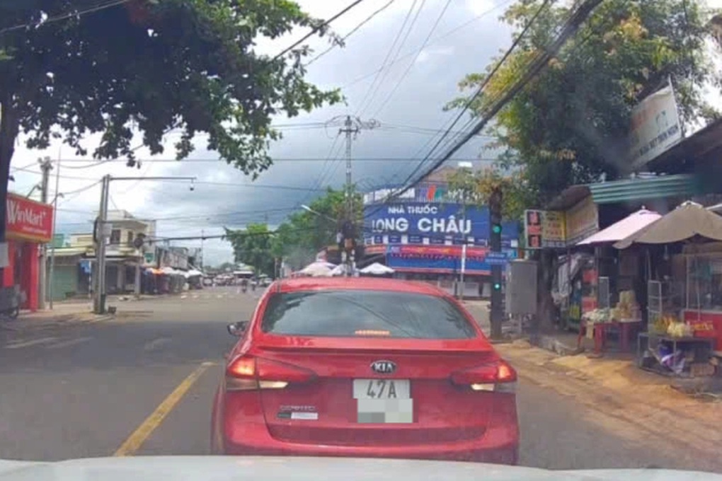 Xác minh clip ô tô vô tư dừng giữa đường phố - 2 Xác minh clip ô tô vô tư dừng giữa đường phố - 2