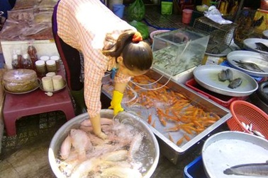 Chợ truyền thống ùn ứ người mua đồ cúng tiễn ông Táo