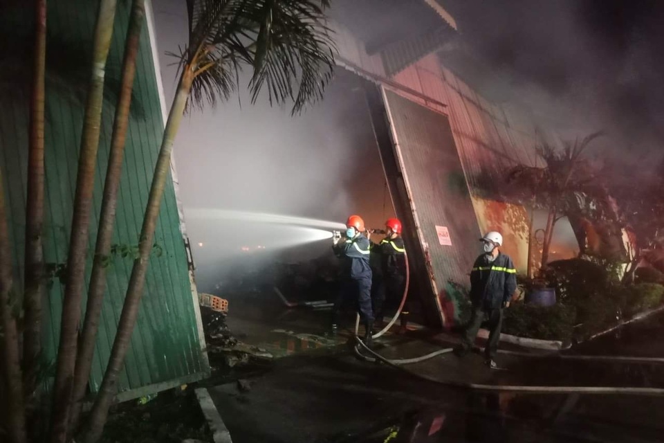 Cháy lớn hơn 3 tiếng thiêu rụi hàng nghìn mét vuông nhà xưởng - 2 Cháy lớn hơn 3 tiếng thiêu rụi hàng nghìn mét vuông nhà xưởng - 2