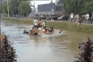 Khoảnh khắc người dân phá cửa cứu 13 nạn nhân trong ô tô rơi xuống mương