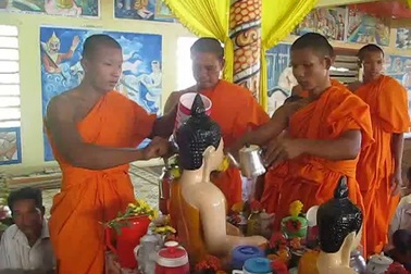 Video: Một buổi lễ tắm Phật trong ngày Tết Chol-Chnam-Thmay.