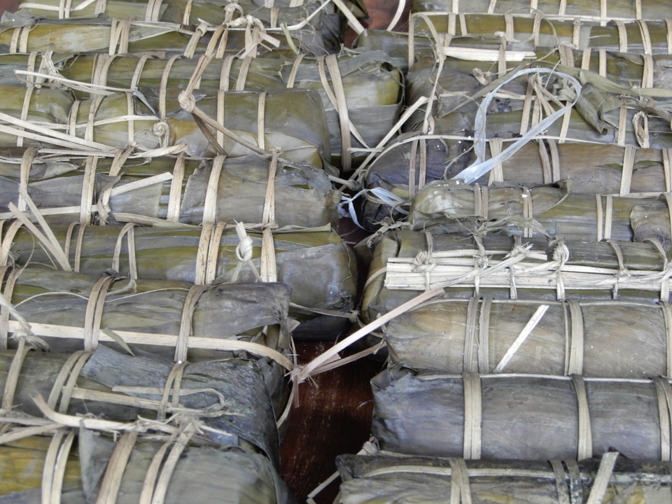 Xin nghỉ làm, tranh thủ vắng khách… gói bánh tét gửi người dân vùng lũ - 6 Xin nghỉ làm, tranh thủ vắng khách… gói bánh tét gửi người dân vùng lũ - 6