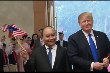 Tổng thống Trump vẫy cờ Việt Nam khi gặp Thủ tướng Nguyễn Xuân Phúc