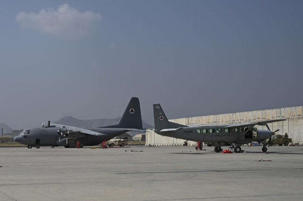 Dàn phi cơ quân sự khủng bị Mỹ phá hủy ở sân bay Kabul khi rút quân - 4 Dàn phi cơ quân sự khủng bị Mỹ phá hủy ở sân bay Kabul khi rút quân - 4
