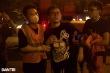 Cháy tòa nhà 4 tầng ở Hà Nội, nhiều người leo lên nóc nhà thoát thân