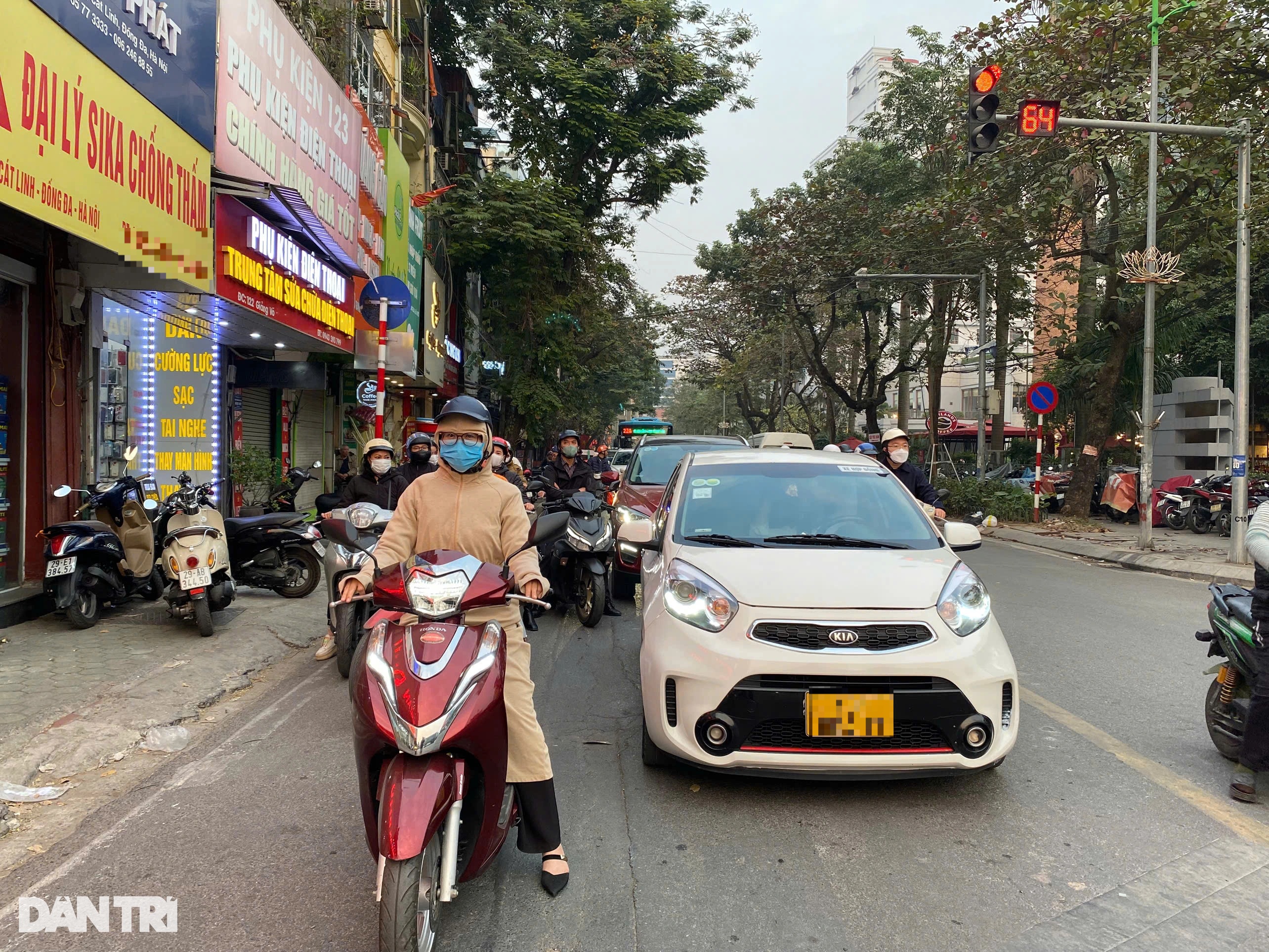 Phạt vượt đèn đỏ 6 triệu đồng, chị em rón rén để không bay tháng lương - 1 Phạt vượt đèn đỏ 6 triệu đồng, chị em rón rén để không bay tháng lương - 1