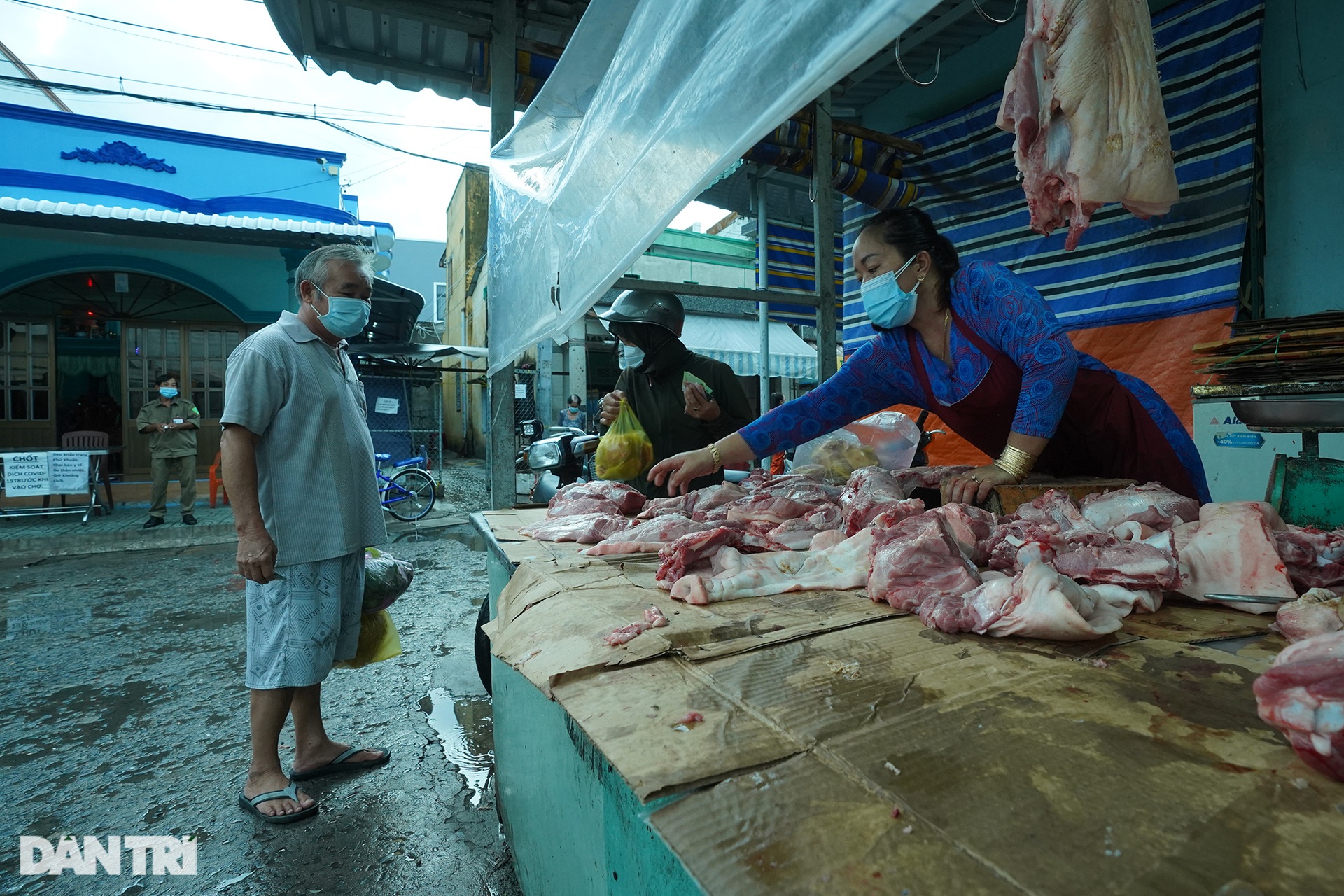 Tiểu thương Cần Giờ ra chợ bằng thẻ xanh Covid-19 - 9 Tiểu thương Cần Giờ ra chợ bằng thẻ xanh Covid-19 - 9