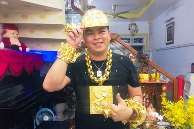 Phúc XO khai đeo vàng giả trên người, xe ngũ quý cũng biển giả