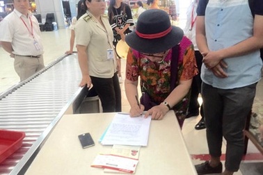 Bắt quả tang khách du lịch người Trung Quốc ăn cắp điện thoại tại Sân bay Cam Ranh