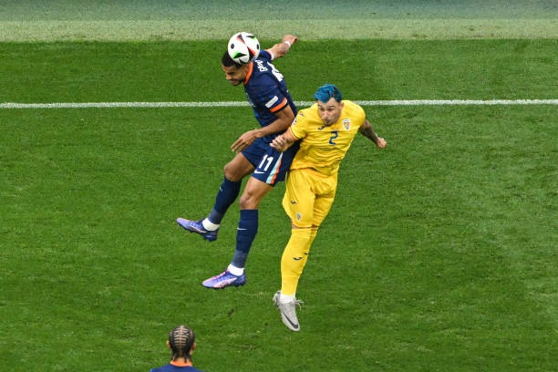 atacante-holandês-cody-gakpo-e-zagueiro-romênio-andrei-ratiu-ambos-pulam-para-cabecear-a-bola.jpg netherlands-forward-cody-gakpo-and-romanias-defender-andrei-ratiu-both-jump-to-head-the-ball.jpg