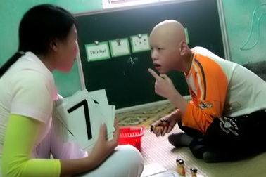 3 cô giáo trẻ và 12 đứa trẻ bất hạnh