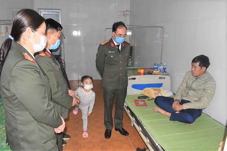 Thiếu tá CSGT bị thanh niên vượt đèn đỏ đâm bị thương - 1 Thiếu tá CSGT bị thanh niên vượt đèn đỏ đâm bị thương - 1