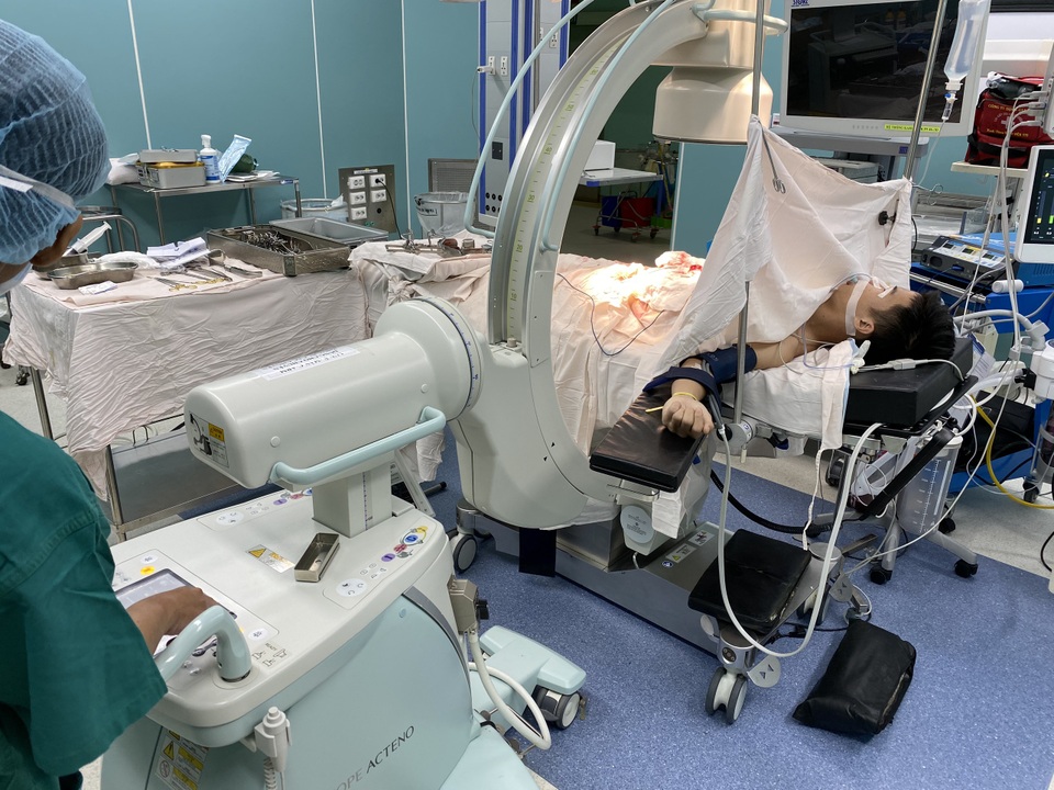 Sắt thép xếp đầy trong dạ dày một dị nhân ở Bình Dương - 2 Sắt thép xếp đầy trong dạ dày một dị nhân ở Bình Dương - 2