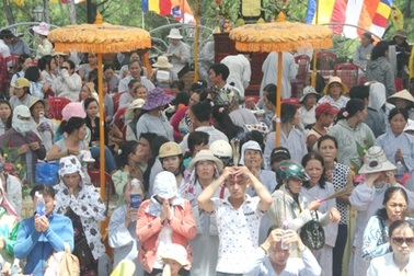 Hơn 2 vạn người nô nức trảy hội Quán Thế Âm 