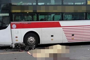 Xác minh danh tính 2 người đàn ông bị xe khách tông tử vong ở Long An