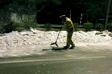 Đá rơi phủ kín mặt đường, CSGT "trắng đêm" dọn dẹp