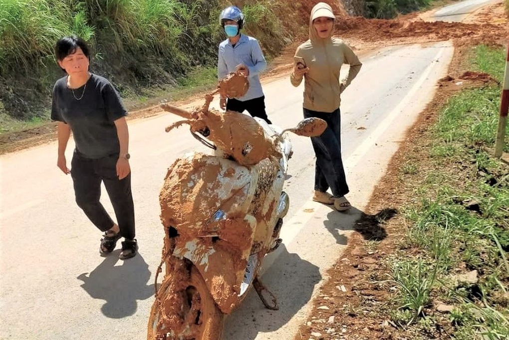 Đất đá sạt lở trúng người, người đàn ông thoát chết may mắn - 2 Đất đá sạt lở trúng người, người đàn ông thoát chết may mắn - 2