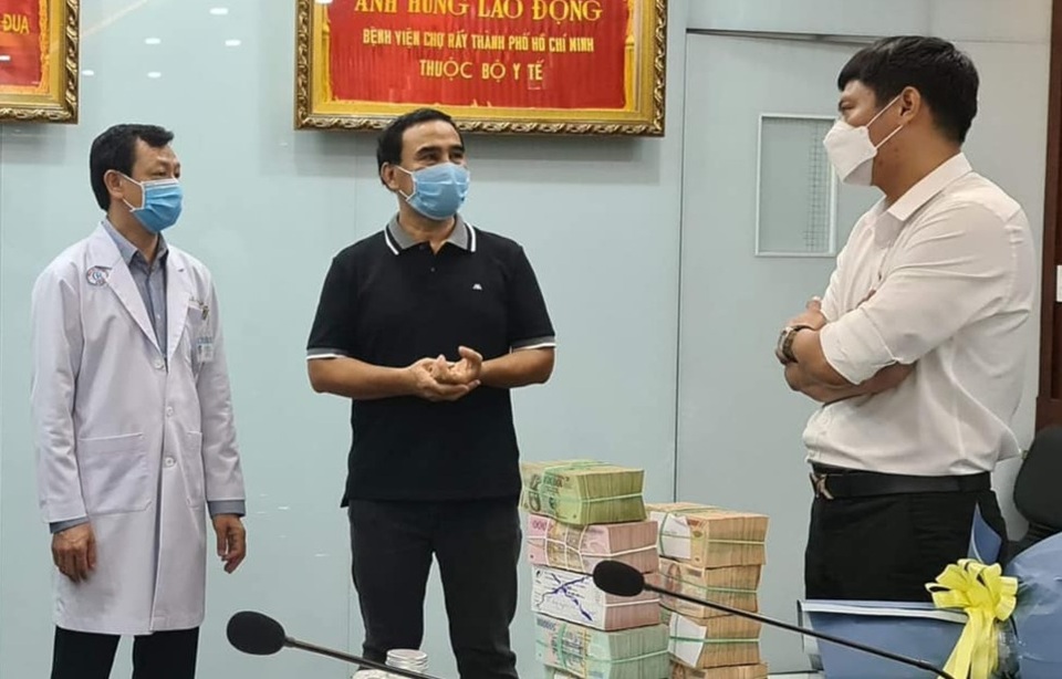Quyền Linh tặng 2 tỷ đồng cho các điểm nóng chống dịch tại Bắc Giang - 2 Quyền Linh tặng 2 tỷ đồng cho các điểm nóng chống dịch tại Bắc Giang - 2