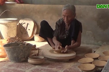 Cụ bà nửa thế kỷ "làm vàng" ở làng kiếm tiền từ nghề... nghịch đất