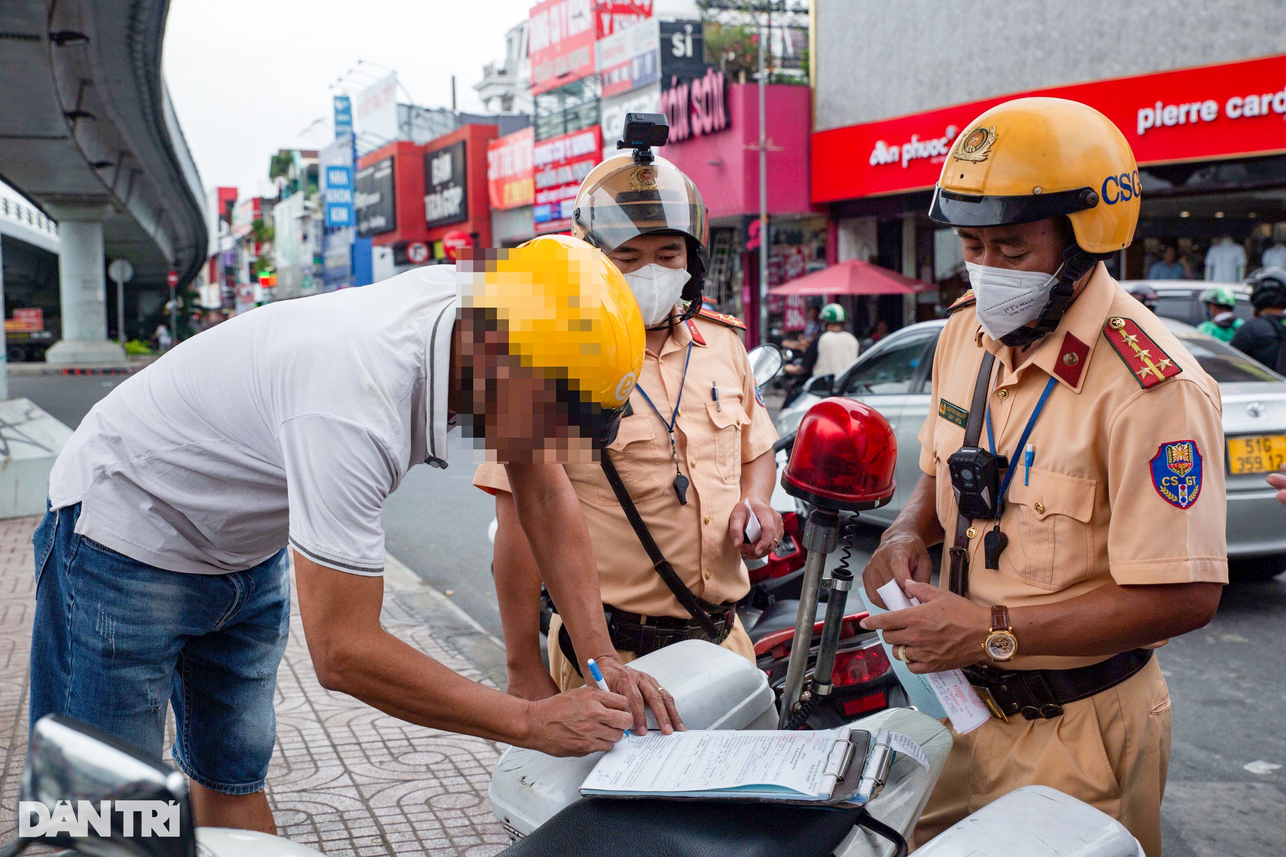 Người dân TPHCM đi đám cưới cuối tuần bất ngờ bị CSGT xử phạt nồng độ cồn - 1