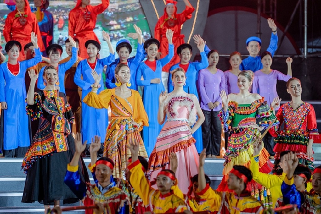 Thí sinh Hoa hậu Du lịch thế giới ra mắt ấn tượng trong trang phục thổ cẩm - 3 Thí sinh Hoa hậu Du lịch thế giới ra mắt ấn tượng trong trang phục thổ cẩm - 3