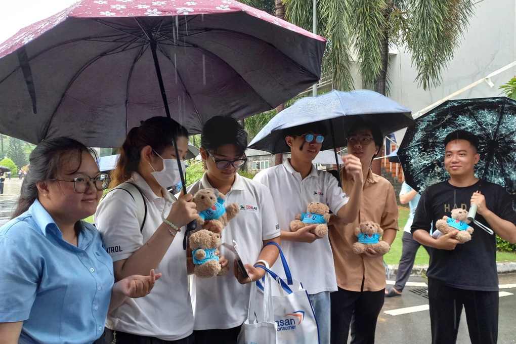 Vượt cơn mưa lớn nhất 8 năm qua, nam sinh tìm được việc lương 12 triệu đồng - 1 Vượt cơn mưa lớn nhất 8 năm qua, nam sinh tìm được việc lương 12 triệu đồng - 1