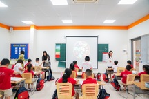 Bố mẹ bán đất, ở nhà trọ để chuyển con từ trường công sang trường tư