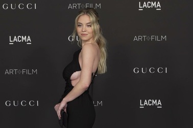 Sydney Sweeney diện váy gợi cảm