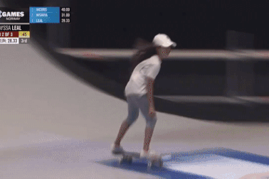 Trở về quê hương, Á quân Olympic 13 tuổi diễu hành bằng xe cứu hỏa