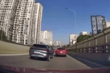 Tài xế ô tô con nghi buồn ngủ, lái xe chồm về phía trước, tông trúng 2 ô tô