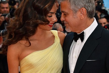 Vợ chồng George Clooney tình tứ trên thảm đỏ LHP quốc tế Cannes