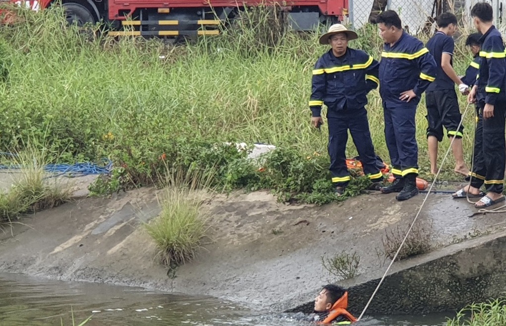 Nhóm thiếu niên rủ nhau tắm rạch, một người tử vong - 1 Nhóm thiếu niên rủ nhau tắm rạch, một người tử vong - 1