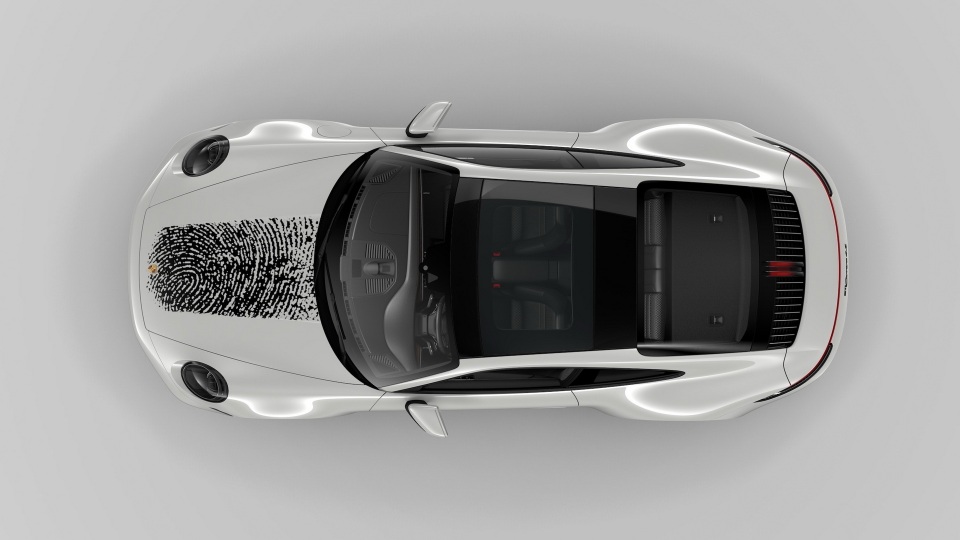 Tốn hơn 8.000 USD để in dấu vân tay khổng lồ lên nắp ca-pô xe Porsche 911 - 3 Tốn hơn 8.000 USD để in dấu vân tay khổng lồ lên nắp ca-pô xe Porsche 911 - 3