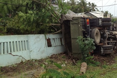 Xe biển đỏ chở 20 quân nhân gặp nạn