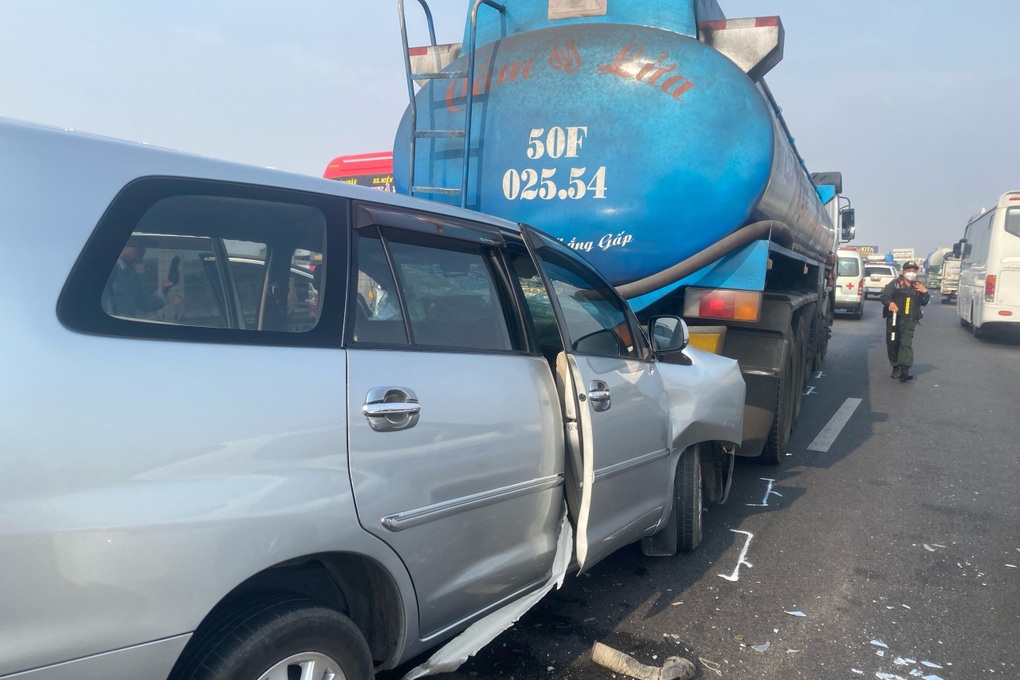 3 xe tông liên hoàn trên cao tốc TPHCM - Trung Lương - 1 3 xe tông liên hoàn trên cao tốc TPHCM - Trung Lương - 1