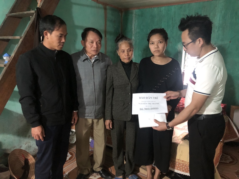 Mẹ con tôi may mắn được bạn đọc Dân trí giúp đỡ - 1 Mẹ con tôi may mắn được bạn đọc Dân trí giúp đỡ - 1