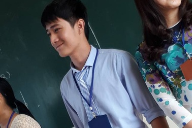 Thầy giáo thực tập đẹp trai "gây sốt" ngay ngày đầu đến lớp