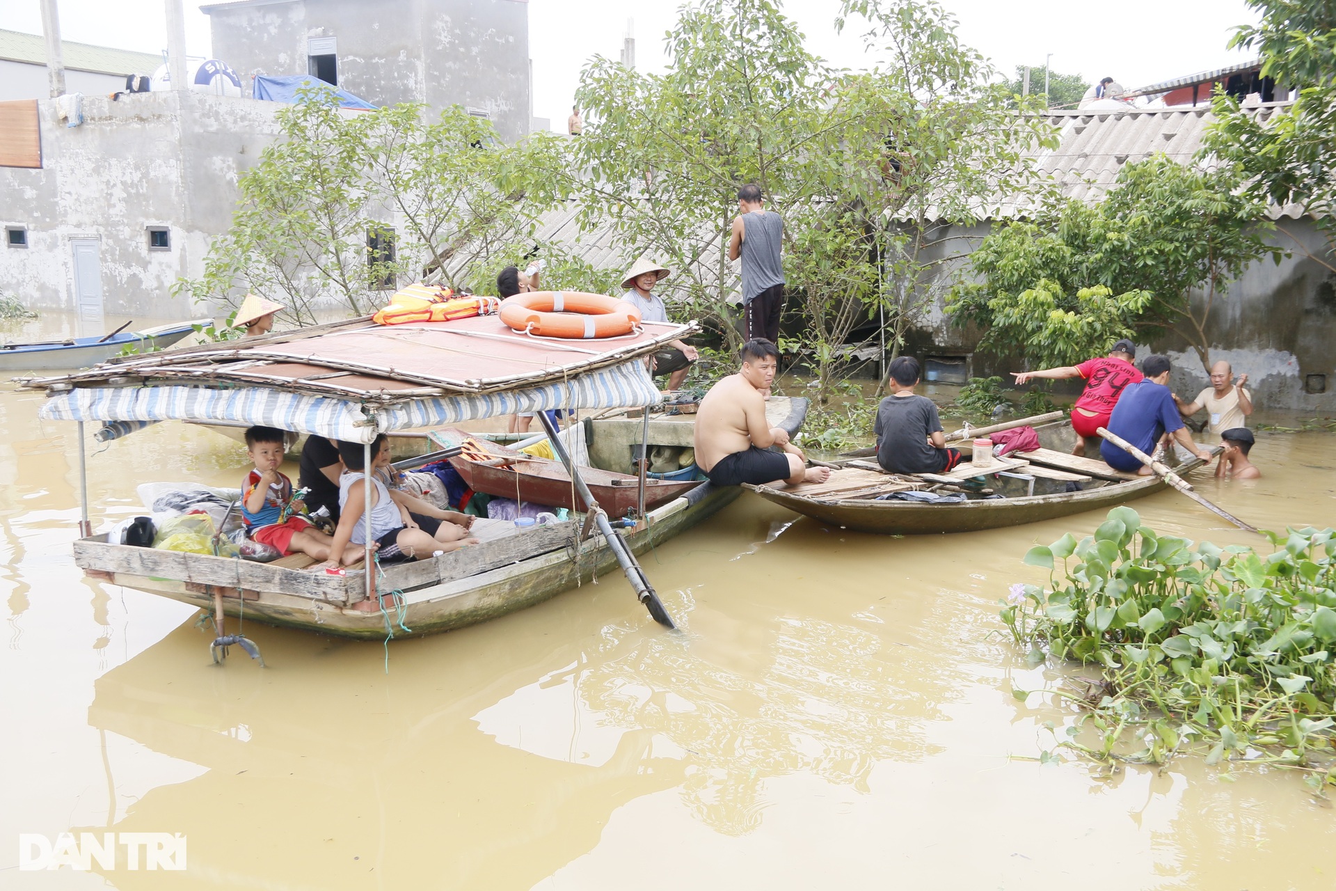 Cảnh sống trên thuyền, ngủ mái nhà ở rốn lũ sông Hoàng Long - 9 Cảnh sống trên thuyền, ngủ mái nhà ở rốn lũ sông Hoàng Long - 9