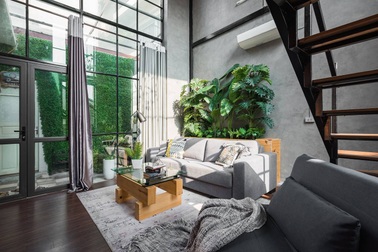 Chi 500 triệu đồng "hô biến" sân thượng cũ nát thành căn hộ duplex độc lạ