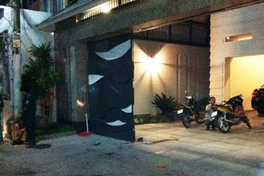 Bị cửa sắt tự động kẹt phải, bé trai 4 tuổi tử vong