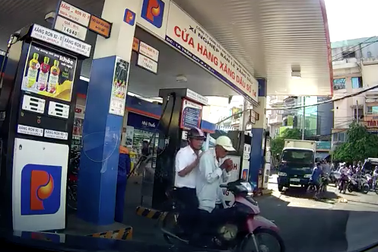 Vô tư hút thuốc khi vào trạm xăng