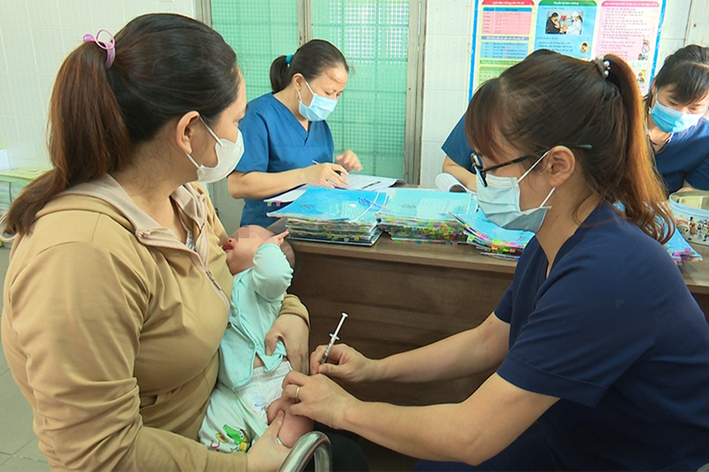 Không còn vaccine gì ở nhiều tỉnh, người dân phải tự bỏ tiền tiêm dịch vụ - 2 Không còn vaccine gì ở nhiều tỉnh, người dân phải tự bỏ tiền tiêm dịch vụ - 2
